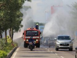 Jalan Raya di Kota Cirebon Disemprot Disinfektan