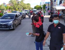 DPC PDIP Kota Cirebon Bagi Masker dan Vitamin Gratis di Jalanan