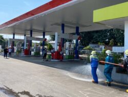 Pertamina Gandeng Damkar Semprot Disinfektan di SPBU