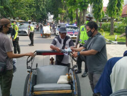 IWO Cirebon dan YANU Bagikan Bantuan untuk Ratusan Tukang Becak