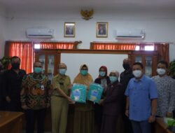 DPRD Kota Cirebon Serahkan Bantuan APD untuk RSDGJ dan Dinkes