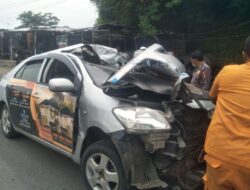 Vios Hantam Kontainer di Jalur Pantura Plumbon