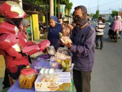 Pandemi Covid-19, Iron Man Jual Takjil Ramadan di Pinggir Jalan