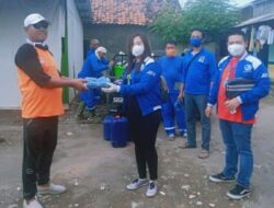 Politisi Demokrat Bagi-bagi Masker dan Semprot Disinfektan untuk Cegah Covid-19