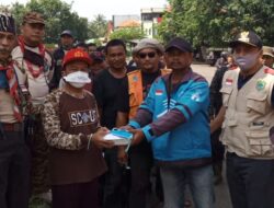 Pramuka Majalengka Bagikan Makan Siang Gratis untuk Paramedis dan Tukang Ojek
