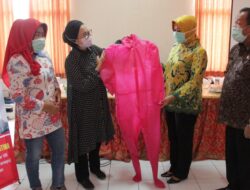 Selly Serahkan Bantuan APD dan Sembako di Cirebon