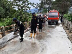 Tanah Longsor Tutup Akses Penghubung Desa Luragung dan Ciwaru