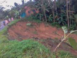 Longsor Tutup Jalan Desa di Tiga Kecamatan