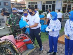 Lanal Cirebon Bagikan Sembako kepada Tukang Becak secara Drive Thru