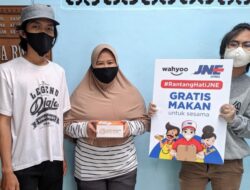 JNE dan Wahyoo Bagikan Makanan Gratis untuk Warga Terdampak Covid-19
