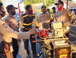 Kendaraan Dinas Bhabinkamtibmas Disulap Jadi Pemadam Kebakaran