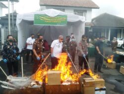 Kejari Kuningan Musnahkan Barang Bukti Kejahatan