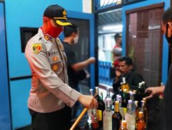 Polisi Sita Ratusan Botol Miras dari Tempat Karaoke