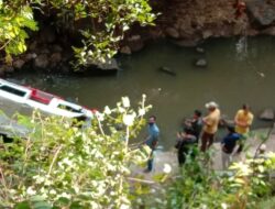 Angkot 06 Masuk Jurang Sedalam 30 Meter