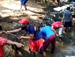 Warga Cipari Bersihkan Kotoran Sapi yang Hambat Aliran Sungai