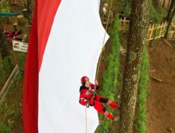 Bendera Merah Putih Raksasa Berkibar di Ketinggian 1.100 Mdpl