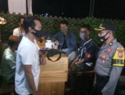 Pengunjung Taman Kota Kuningan Dibubarkan Petugas
