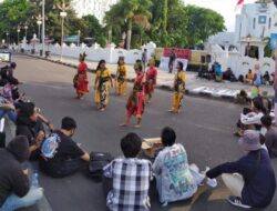 Di Depan Balaikota Cirebon, Mahasiswa Ingatkan Sejumlah Pelanggaran HAM