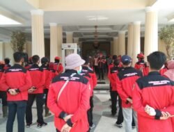 Pemkab Majalengka Bagikan Paket Sembako untuk Petugas Kebersihan