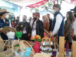 Kunjungi Desa Wisata Bantaragung, Ridwan Kamil Serahkan Mobil Aspirasi