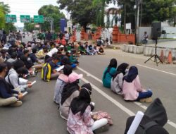 Mahasiswa Unjuk Rasa Minta Cabut UU Omnibus Law