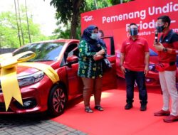 Telkomsel Serahkan Hadiah kepada Pemenang Undian Vaganza