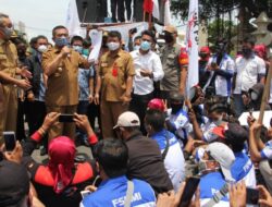 Temui Pendemo, Walikota Azis akan Sampaikan Aspirasi Buruh ke Pemprov dan Pusat