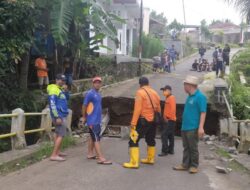 Jembatan Penghubung Desa Ciherang dan Jambar Ambruk