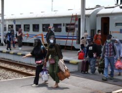 KAI Gratiskan Guru dan Nakes Naik Kereta Api