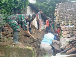 Longsor Jebol Dua Rumah Warga