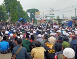 Datangi Mapolres Kuningan, Ribuan Massa Minta HRS Dibebaskan