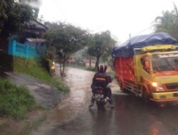 Pengguna Jalan Keluhkan Buruknya Ruas Jalan Maja-Cikijing