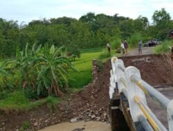 Jembatan Penghubung Kuningan-Cirebon Ambruk