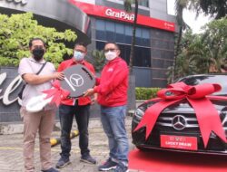 Telkomsel Serahkan Hadiah Mercedes Benz C180 kepada Pelanggan Setia