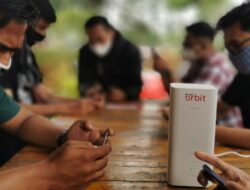 Telkomsel Serahkan Modem ORBIT Max untuk Pelanggan di Sukabumi