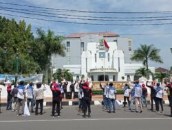 Demo di Depan Balaikota Cirebon, Buruh Minta THR Jangan Dicicil