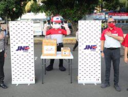 JNE Beri Bantuan 20 Ribu Hand Sanitizer untuk Polri