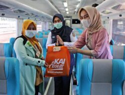 Hari Kartini, KAI Daop 3 Cirebon Bagi-Bagi Souvenir