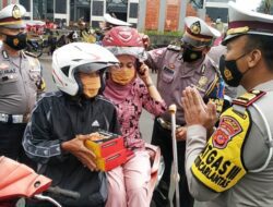 Satlantas Polres Kuningan Bagikan Takjil dan Helm kepada Pengguna Jalan