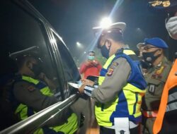 Petugas Perketat Pemeriksaan Kendaraan di Pos Penyekatan