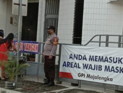 Amankan Ibadah Minggu, Petugas Beri Edukasi Prokes