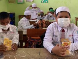 Pertamina Bagikan Makanan Sehat dan Masker untuk Siswa SD