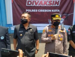 Polres Cirebon Kota Gelar Vaksinasi dan Bagikan Bansos di UGJ