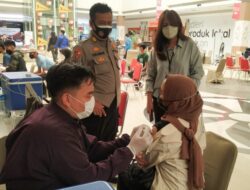 Warga Antusias Ikuti Vaksinasi Dosis Kedua di Grage City Mall
