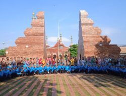 Tim Biru DPRKP Tanpa Libur Menjaga Keindahan Taman Kota Cirebon