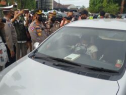 Petugas Cek Kartu Vaksin Pengendara yang akan Masuk Kota Cirebon
