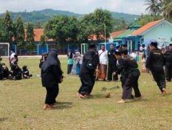 Santri Putri Terampil Mainkan Sepak Bola Durian