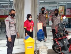 Petugas Sosialisasikan Prokes di Minimarket
