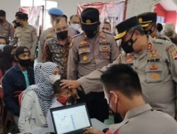 Kapolda Bagikan Sembako kepada Peserta Vaksinasi di Majalengka