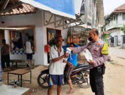 Cegah Penularan Covid-19, Polisi Door to Door Bagikan Masker